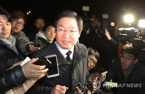 (진도=연합뉴스) 최영수 기자 =  김영석 해양수산부 장관이 세월호 인양이 시도된 22일 오후 전남 진도군 팽목항에 마련된 세월호팽목분향소를 찾아 기자들 질문에 답하고 있다.     kan@yna.co.kr