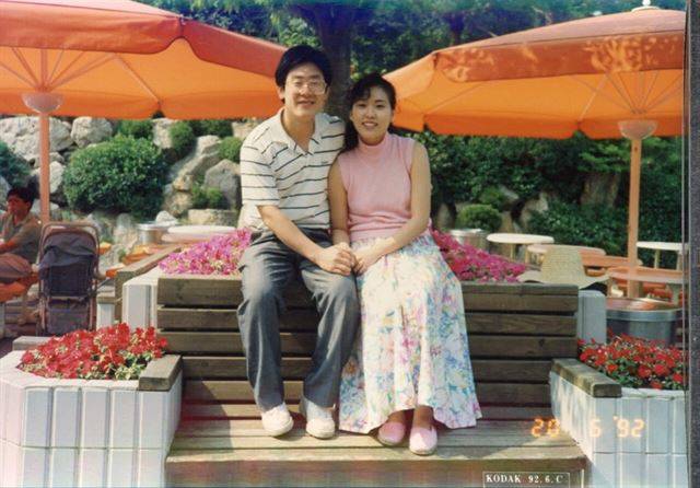 이재명 성남시장과 부인 김혜경 여사가 신혼 시절 단란한 시간을 보내고 있는 모습. 이재명 캠프 제공