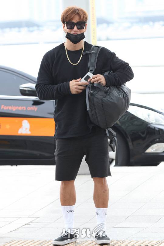 런닝맨 김종국이 24일 오전 인천 중구 운서동에 위치한 인천국제공항을 통해 홍콩에서 열리는 런닝맨 홍콩 콘서트에 참석하기 위해 출국하고 있다.