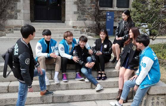 지난 23일 오후 서울 서대문구 연세대 신촌캠퍼스 스팀슨관 앞에서 학과잠바 등을 입은 학생들이 모여 이야기를 나누고 있다. 학과잠바 뒷면에는 대학 영문명이, 소매에는 진리·자유 이념의 수호를 의미하는 대학 심벌이 박음질돼 있다. [사진 강정현 기자]