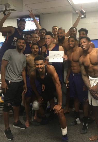 데빈 부커가 70점을 올린 뒤 피닉스 선즈의 라커룸 모습. (사진=자레드 더들리 트위터)