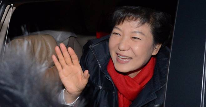 활짝 웃는 박근혜 당선인. 서울신문 DB - 새누리당 박근혜 대통령 당선인이 2012년 12월 19일 오후 서울 강남구 삼성동 자택을 나서면서 밝은 표정으로 지지자들에게 손을 흔들고 있다. 박지환 기자 popocar@seoul.co.kr