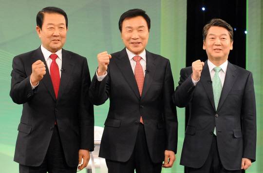 국민의당 대선주자들이 22일 오후 서울 목동sbs 스튜디오에서 열린 목동sbs 대선후보 경선토론회에 앞서 기념 촬영을 하고 있다. 왼쪽부터 박주선 국회 부의장. 손학규 전 민주당 대표, 안철수 전 대표.  /연합뉴스