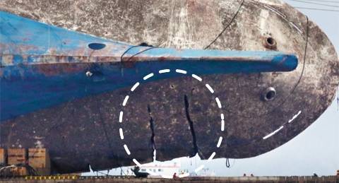 인양 작업 중 와이어에 찢긴 흔적 - 뱃머리 아랫부분에는 길게 찢긴 자국(점선 안)이 보인다. 지난해 와이어로 선수를 들어 올려 선체 아래에 리프팅빔을 설치하는 작업 과정에서 와이어가 파고들어서 생긴 상처다. /사진공동취재단