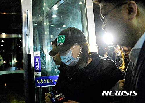 【시흥=뉴시스】이종일 기자 = 경기 시흥경찰서 직원들이 27일 밤 11시께 30대 여성을 흉기로 찔러 살해하고 불에 태운 혐의(살인 등)로 긴급체포한 용의자 A(38·여)씨를 경찰서로 압송하고 있다. 2017.03.27   lji22356@newsis.com