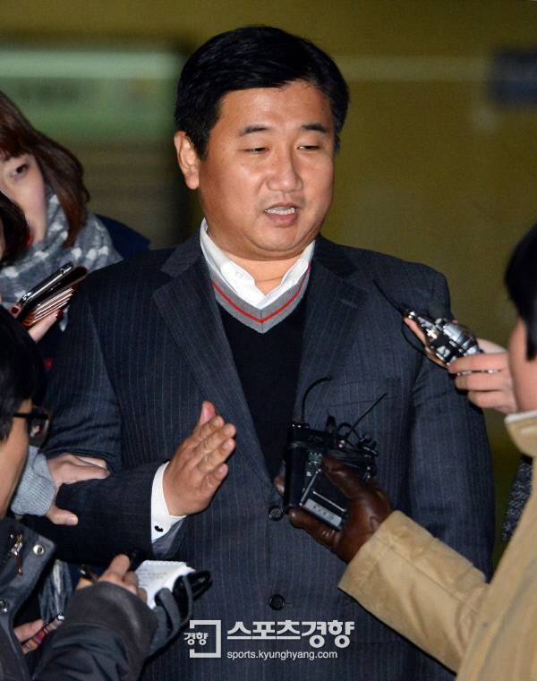 9일 정윤회 씨의 국정개입 의혹 청와대 문건을 작성한 박관천 경정이 검찰에 재출석해 조사를 받은뒤 나와 취재진의 질문을 받고 있다. 경향신문 자료사진
