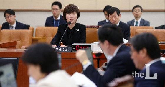 이선애 헌법재판소 재판관 후보자가 24일 오전 서울 여의도 국회에서 열린 인사청문회에서 의원들의 질의에 답변하고 있다.이 후보자는 지난 13일 임기 만료로 퇴임한 이정미 전 재판관의 후임이다./사진=뉴스1