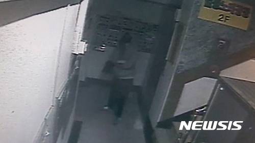 【시흥=뉴시스】김지호 기자 = 경기 시흥경찰서는 살인 및 방화 혐의로 이모(38·여)씨에 대해 구속영장을 신청한다고 28일 밝혔다. 사진은 이씨가 지난 26일 오전 3시43분께 시흥시 정왕동의 한 원룸에서 숨져있는 A(38·여)씨를 불로 태운 뒤 엘리베이터를 타고 나오고 있는 모습. (사진=경기남부지방경찰청 제공)   photo@newsis.com