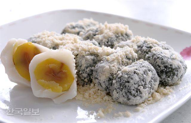 민둥산수리취떡 가게의 인절미와 밤을 통째로 넣은 송편.
