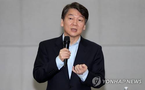 (대구=연합뉴스) 김준범 기자 = 국민의당 대선주자인 안철수 전 대표가 30일 오전 대구시 북구 태전동 대구과학대학교에서 열린 국방안보연구소 세미나에 참석해 발언하고 있다.       psykims@yna.co.kr