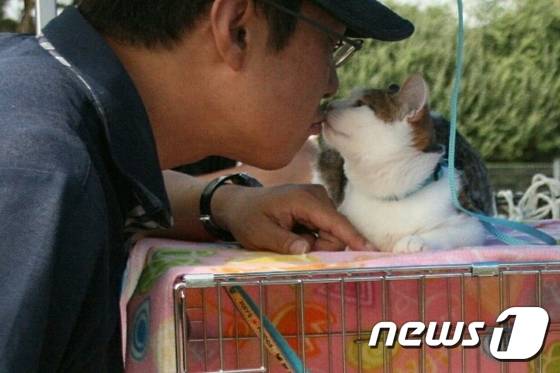 함께 생활하며 팅커벨프로젝트의 유기견·유기묘 입양켐페인에 함께 참석한 백씨와 봉봉이.© News1