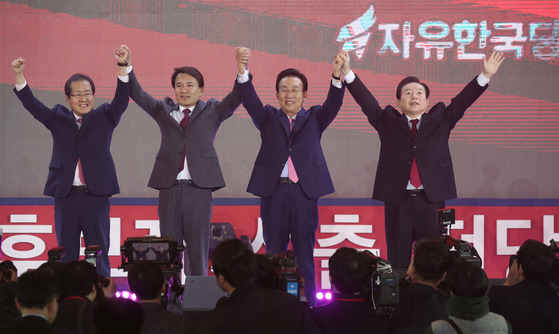 31일 오후 서울 중구 장충체육관에서 19대 대통령 후보 선출을 위해 열린 자유한국당 1차 전당대회에 참석한 홍준표(왼쪽부터) 경남도지사, 김진태 의원, 김관용 경북도지사, 이인제 전 의원이 손을 들어 지지자들에게 답하고 있다. [사진 오종택 기자]