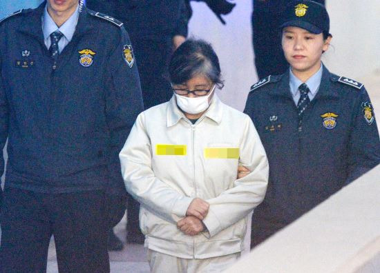 박근혜 전 대통령이 구속된 31일 오전 서울 서초구 서울중앙지방법원에 최순실이 고개를 숙인채 공판에 출석하고 있다. 뉴시스