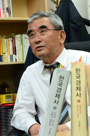 1970년대 초 운동권 학생이었던 이영훈 전 서울대 경제학부 교수는 “젊은 시절 민족주의에 심취해 있었지만 나이 50이 넘어서까지 수많은 책을 보고 공부한 끝에 그 굴레에서 벗어날 수 있었다”고 말했다. 곽성호 기자 tray92@