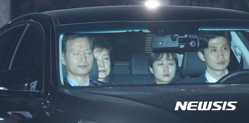 【의왕=뉴시스】조성봉 기자 = 뇌물수수 등의 혐의로 구속영장이 발부된 박근혜 전 대통령이 31일 오전 경기도 의왕시 서울구치소에 들어서고 있다. 2017.03.31. photo@newsis.com