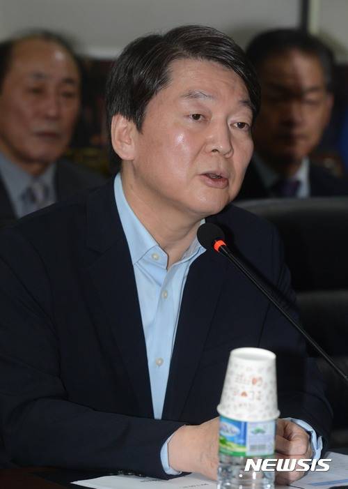 【서울=뉴시스】홍효식 기자 = 국민의당 대선주자인 안철수(왼쪽) 전 대표가 31일 오후 서울 중구 서울시티타워에서 열린 직능경제인단체총연합회 회원단체 회장단 정책간담회에 참석해 인사말을 하고 있다. 2017.03.31.   yesphoto@newsis.com