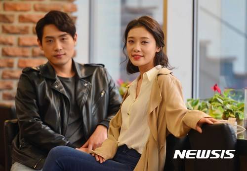 【서울=뉴시스】고승민 기자 = 연극 '베헤모스'에서 멀티 역을 맡아 열연중인 배우 권동호와 김히어라가 29일 오후 서울 충무아트센터에서 뉴시스와 인터뷰를 하기 전 포즈를 취하고 있다. 2017.03.31.   kkssmm99@newsis.com