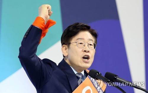 (부산=연합뉴스) 조정호 기자 = 31일 오후 부산 사직체육관에서 열린 더불어민주당 제19대 대통령후보자 영남권역 선출대회에서 이재명 성남시장이 연설하고 있다. 2017.3.31      ccho@yna.co.kr