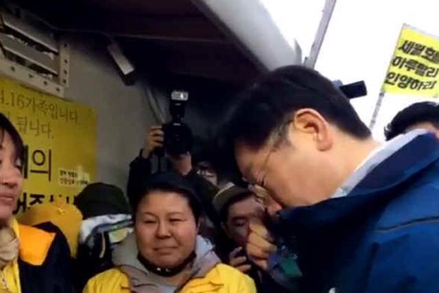 ▲ 박근혜 탄핵 직후 세월호 유가족을 찾은 이재명 후보 ⓒ연합뉴스