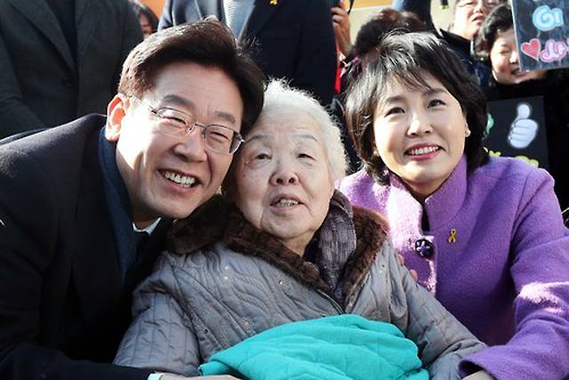 ▲ 대선 출마 선언 현장에서 어머니와 함께 찍은 사진. 오른쪽은 부인 김혜경 씨. ⓒ 연합뉴스