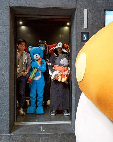 지난 2015년 4월 1일 만우절을 맞은 넥슨 직원들이 게임 캐릭터 복장을 하고 출근하는 모습./사진=넥슨 페이스북 캡쳐