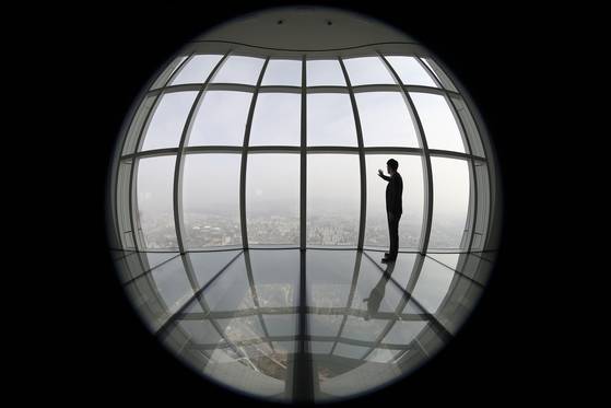 서울스카이는 롯데월드타워 관람객들이 가장 많이 찾는 시설이 될 전망이다. 미세먼지 없는 화창한 날에는 가시거리가 최대 40km까지 나와 인천 송도와 서해까지 볼 수 있다. 8mm 어안렌즈를 이용해 촬영했다.