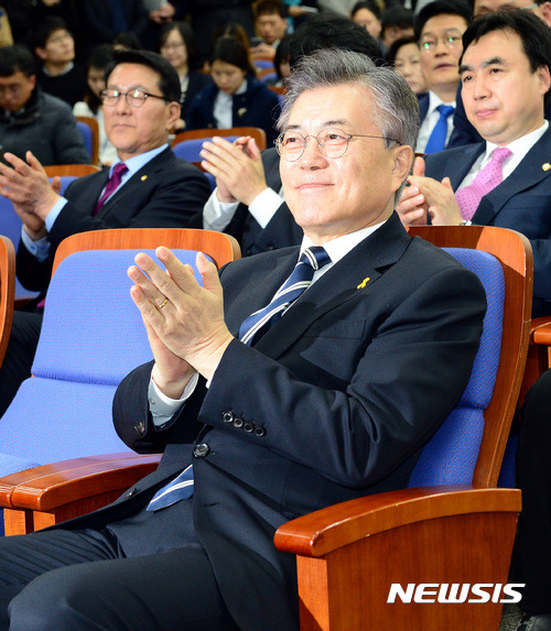【서울=뉴시스】박영태 기자 = 문재인 더불어민주당 대선후보가 4일 오전 서울 영등포구 여의도 국회에서 진행된 의원총회에서 추미애 대표의 모두발언에 박수를 치고 있다. 2017.04.04.  since1999@newsis.com