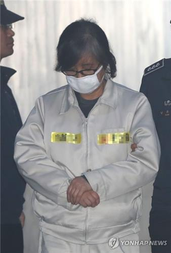 고개숙인 최순실  (서울=연합뉴스) 이정훈 기자 = 최순실 씨가 3일 오전 서울 서초구 서울중앙지법에서 열린 뇌물수수 혐의 첫 공판에 출석하기 위해 호송차에서 내려 법정으로 향하고 있다. 2017.4.4  uwg806@yna.co.kr  (끝)