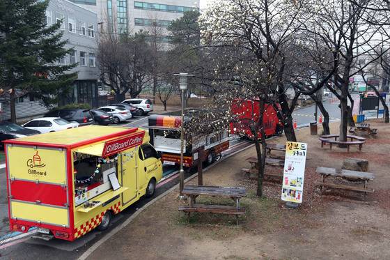 지난달 31일 서울 은평구 녹번동 서울혁신파크(사회적기업 입주 공간) 내에 문을 연 푸드트럭들. 목이 좋은 번화가에서 약 400m 떨어진 곳에 있다. [사진 김성룡 기자]