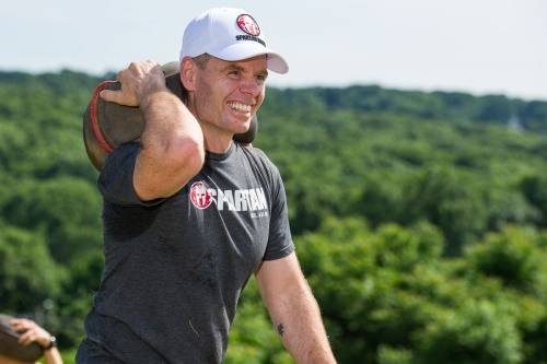 무거운 짐을 든 채 레이스를 펼치고 있는 조 드 세나.