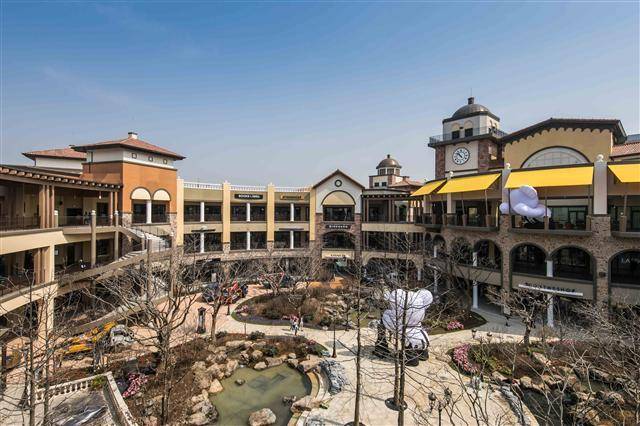 [사진설명=신세계사이먼이 경기도 시흥시 배곧신도시에 ‘시흥 프리미엄 아울렛’을 오픈한다. 이는 여주ㆍ파주ㆍ부산에 이은 4호점으로, 수도권 서남부 쇼핑ㆍ관광ㆍ문화랜드마크를 표방했다. 시흥 프리미엄 아울렛 센트럴가든.]