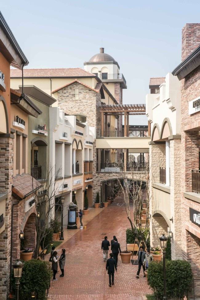 [사진설명=신세계사이먼이 경기도 시흥시 배곧신도시에 ‘시흥 프리미엄 아울렛’을 오픈한다. 이는 여주ㆍ파주ㆍ부산에 이은 4호점으로, 수도권 서남부 쇼핑ㆍ관광ㆍ문화랜드마크를 표방했다. 시흥 프리미엄 아울렛 스트리트뷰.]