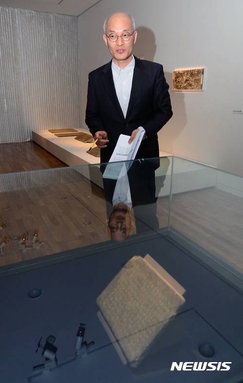 【서울=뉴시스】김선웅 기자 = 5일 서울 서초구 예술의전당 서울서예박물관에서 열린 이호재 가나아트센터-서울옥션 회장 기증 작품전 '죽음을 노래하다' 프레스투어에서 이동국 예술의전당 서예부 수석큐레이터가 작품을 설명할 수 있다. 전시는 오는 6월 18일까지 관람할 수 있다. 매주 월요일 휴관. 2017.04.05. mangusta@newsis.com