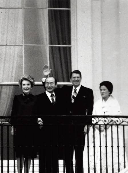 1981년 2월 미국 국빈 방문 당시 레이건 대통령 부부와 함께 워싱턴 백악관 발코니에 선 전두환 대통령 내외.