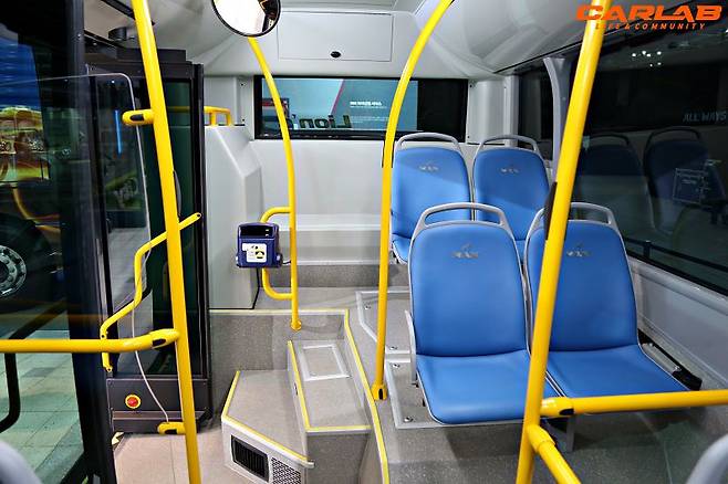 맨 뒷자리에는 시트 쿠션이 없다