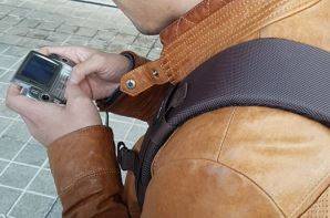 서울중앙지검에서 현장 상황을 문자로 전하기 위해 쩔쩔대는 모습. 사진은 검찰을 담당하고 있는 황인호 기자가 찍었다.