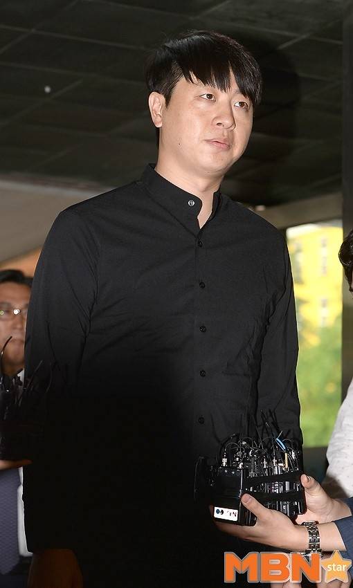 유상무 대장암 3기 판정으로 10일 수술 날짜가 잡혔다. 서울지방경찰청 강남경찰서 출석에 앞서 취재진 질문에 응하는 모습. 사진=MBN스타 옥영화 기자