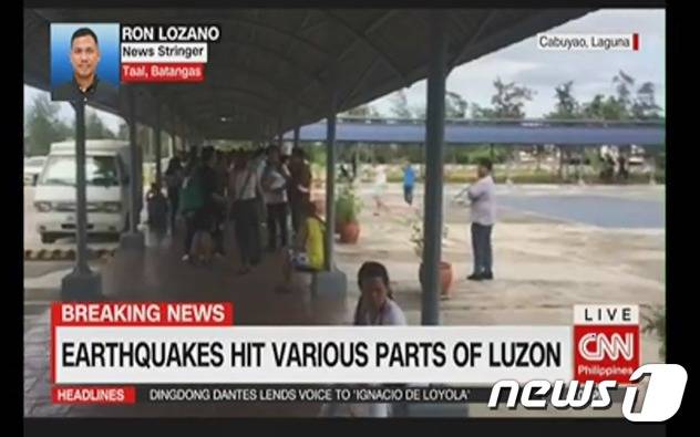 8일 연쇄 강진이 발생한 필리핀 북부 루손섬에서 시민들이 몸을 피하고 있다. [출처=CNN필리핀 캡처]© News1