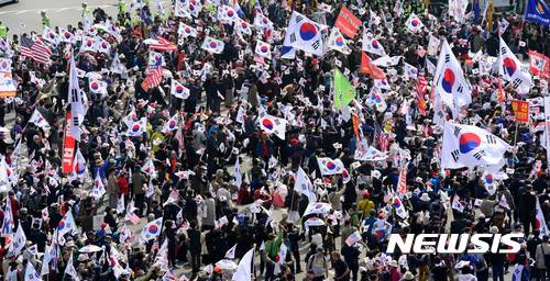 【서울=뉴시스】박주성 기자 = '대통령 탄핵무효 국민저항 총궐기 운동본부(국민저항본부)'가 8일 오후 서울광장과 대한문 앞에서 제5차 태극기 집회를 진행하고 있다. 2017.04.08.   park7691@newsis.com