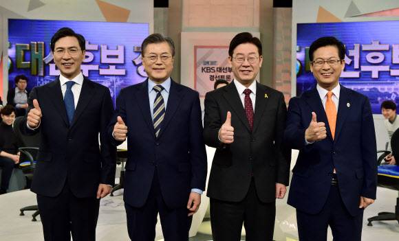 문재인, 안희정-이재명-최성과 '호프타임'...통합행보 박차