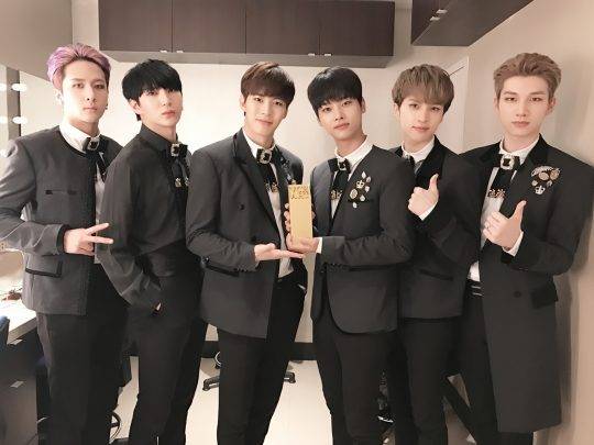 빅스 인위에타이 V차트 어워즈 수상 인증사진 / 사진제공=젤리피쉬