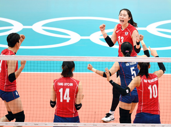 박정아 선수가 6일 오전(현지시간) 브라질 리우데자네이루 마라카나징유 배구 경기장에서 진행된 2016 리우올림픽 여자배구 조별예선 1차전 대한민국-일본의 경기에서 득점 후 동료들과 환호하고 있다. [올림픽사진공동취재단]