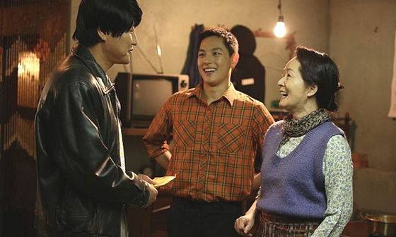 영화 '변호인'에서 송강호ㆍ임시완과 함께 열연한 배우 김영애. 국밥집 아줌마 순애 역을 맡아 아들을 구하기 위해 동분서주하는 절절한 모성애를 선보여 청룡영화상 여우조연상 등을 받았다. [중앙포토]