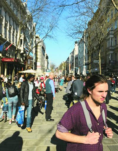 2015년부터 보행전용거리로 전환된 빈의 명동거리 ‘마리아힐퍼 스트라세’의 평일 오후 모습.