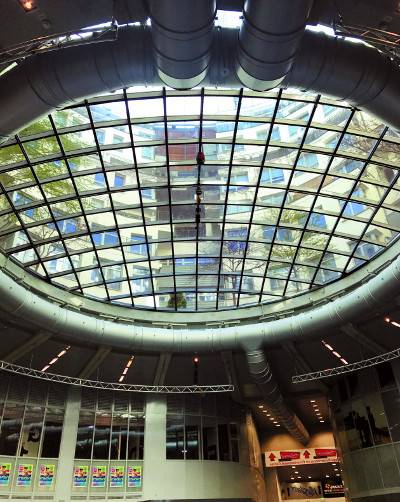 가스저장고를 재생한 ‘가소메터 시티’의 내부. 유리 천장을 기준으로 위는 주거단지, 아래는 쇼핑몰이다.