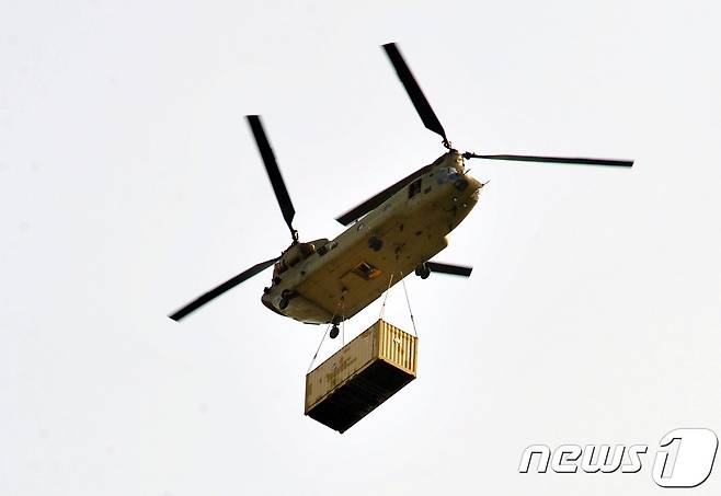 군 헬기가 경북 성주군 소성리 사드(THAAD, 고고도미사일방어체계) 배치 예정지인 성주골프장으로 물자를 실어나르고 있다. 2017.4.11/뉴스1 © News1 이종현 기자