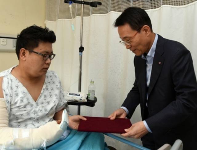 11일 엘지복지재단 남상건 부사장이 곽경배 기자에게 ‘엘지 의인상’과 상금을 전하고 있다. 엘지 제공