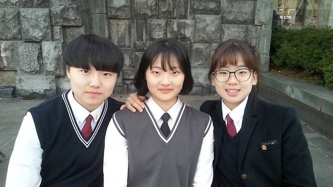 한국 여자 아이스하키 ‘고교 3인방'인 김희원(왼쪽부터)과 이은지, 엄수연이 11일 안양빙상장 밖 공터에서 포즈를 취하고 있다.