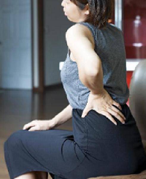 [헬스조선]허리를 삐끗했다면 딱딱한 맨바닥에 눕지 않고 과한 스트레칭과 사우나를 자제해야 한다/사진=헬스조선 DB