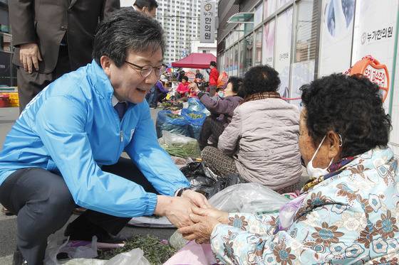 유승민 바른정당 대통령후보가 12일 오일장이 열린 경북 영천시 완산동 영천공설시장을 찾아 시민들과 인사 나누며 지지를 호소하고 있다. 영천=프리랜서 공정식